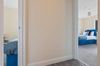 Spacious 3BR Apartment, 6 Beds, Free Parking, Fast WIFI - 2