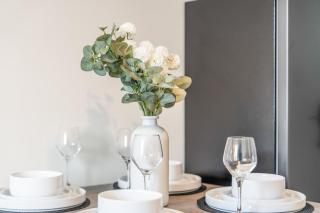 Spacious 3BR Apartment, 6 Beds, Free Parking, Fast WIFI - 7