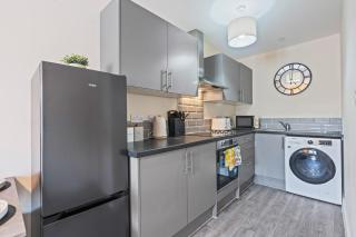 Spacious 3BR Apartment, 6 Beds, Free Parking, Fast WIFI - 8