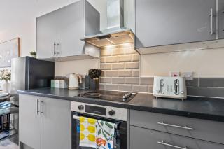 Spacious 3BR Apartment, 6 Beds, Free Parking, Fast WIFI - 9