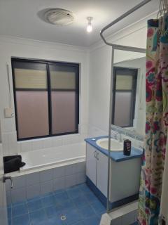Dalyellup accommodation Rear Unit Close to Cafés and Shops - 3