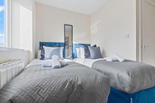 Spacious 3BR Apartment, 6 Beds, Free Parking, Fast WIFI - 5