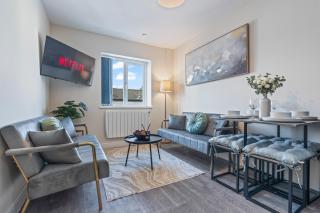 Spacious 3BR Apartment, 6 Beds, Free Parking, Fast WIFI - 0