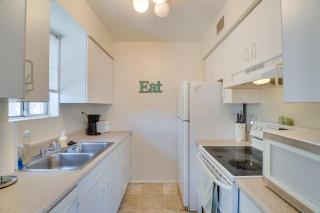 Less Than half Mi to Trail Dust Town Retreat with Peak Views - 2