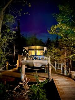 Lake Escape in Cozy Boathouse Surrounded by Forest - 0