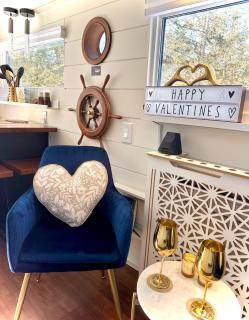 Lake Escape in Cozy Boathouse Surrounded by Forest - 9