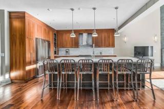 LUXUS 4BR Penthouse 2500sqft with Private Hot Tub - 0