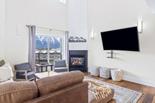 Mountain View Penthouse 3BR with Private Hot Tub - 1