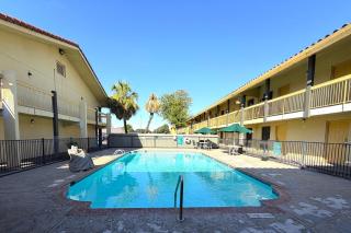 Townhouse Garden Inn & Suites San Antonio I 35 - 7
