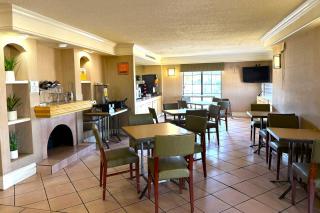 Townhouse Garden Inn & Suites San Antonio I 35 - 4