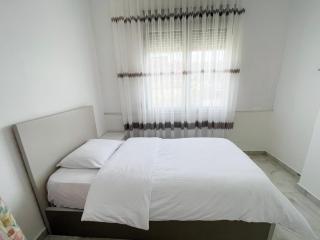 Bright and Spacious Retreat - 8