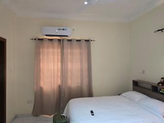 Lakeside Hilltop Haven -3 Bedroom House - 6