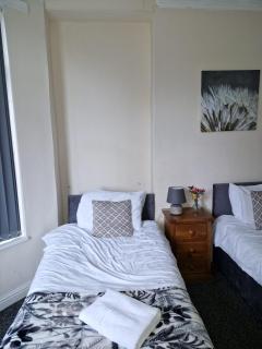 Spacious 5 bedroom - Free Parking - Free WiFi - Contractor Friendly - 9