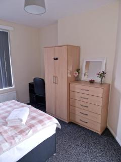 Spacious 5 bedroom - Free Parking - Fast WiFi - Contractor Friendly - 1