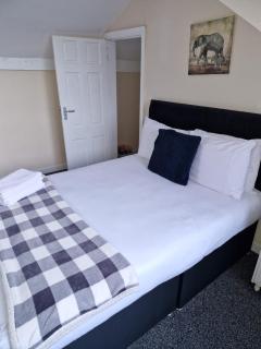 Elegant 5 bedroom - Free Parking - Fast WiFi - Contractor Friendly - 7