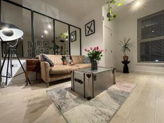 Modern 1 Bed Ipswich Waterfront Apartment Free Parking - Long Term Stays Available - 0