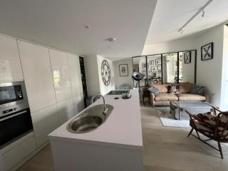 Modern 1 Bed Ipswich Waterfront Apartment Free Parking - Long Term Stays Available - 9