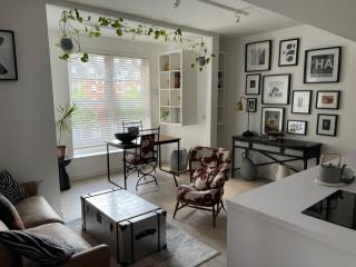 Modern 1 Bed Ipswich Waterfront Apartment Free Parking - Long Term Stays Available - 8