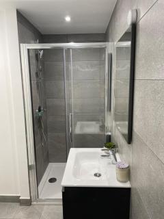 Modern 1 Bed Ipswich Waterfront Apartment Free Parking - Long Term Stays Available - 3