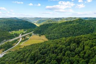 Hot Tub & WiFi - Romantic Hideaway - 3