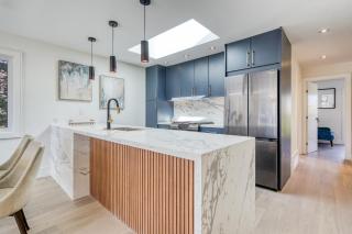 Newly renovated house in Toronto - 10 min to Airport - Free parking - 9