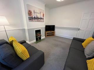 Cosy & Comfortable 3 Bed House, Office & Driveway - 7