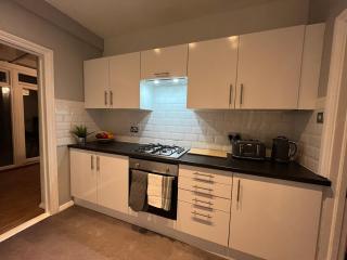 Cosy & Comfortable 3 Bed House, Office & Driveway - 5