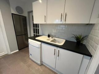 Cosy & Comfortable 3 Bed House, Office & Driveway - 4