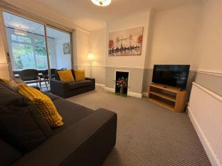 Cosy & Comfortable 3 Bed House, Office & Driveway - 9