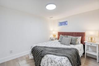 Newly renovated house in Toronto - 10 min to Airport - Free parking - 5