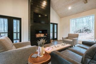 Hot-Tub Wifi Fireplace - Honeysuckle Bridge - 3