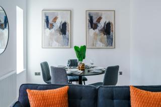 Modern 2BR Flat with Parking, Fully Equipped, Sleeps 4 - 9