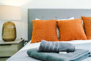 Modern 2BR Flat with Parking, Fully Equipped, Sleeps 4 - 8