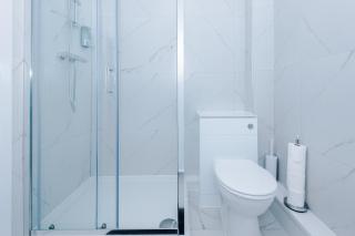 Modern 2BR Flat with Parking, Fully Equipped, Sleeps 4 - 7