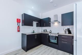 Modern 2BR Flat with Parking, Fully Equipped, Sleeps 4 - 6