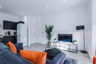 Modern 2BR Flat with Parking, Fully Equipped, Sleeps 4 - 5