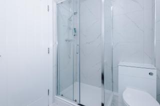 Modern 2BR Flat with Parking, Fully Equipped, Sleeps 4 - 3