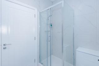 Modern 2BR Flat with Parking, Fully Equipped, Sleeps 4 - 2