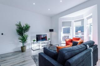 Modern 2BR Flat with Parking, Fully Equipped, Sleeps 4 - 1
