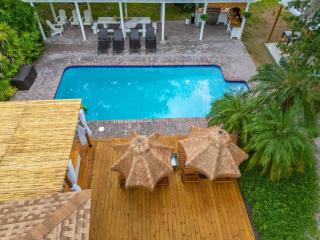 9BR Heated Pool Hot Tub Sleeps 25 - 9