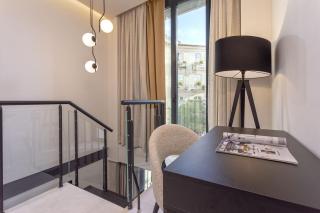 Magnificent Renovated 2BD 2BTH Duplex with Backyard - City Centre - 4