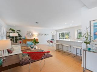 Modern, Luxurious Villa with Private Beach Access & Heated Pool - 0