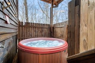 Hot Tub No Pet Fee Prime Location - Beary Cozy - 7