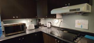 Affordable Private Suite, Near Airport, Free Parking - 1