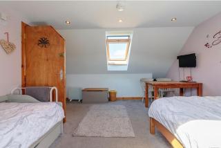 Burnside Cottage & Caravan Woodend - 5