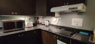 Affordable Private Suite, Near Airport, Free Parking - 9