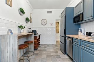 4BR apartment Steps to beach Wifi & Nightlife - 7