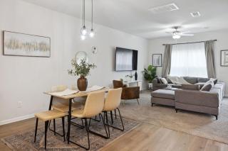 Venice, Large Modern 5BRMs, 2 Living RMs, Parking, Close to Dallas Downtown - 8