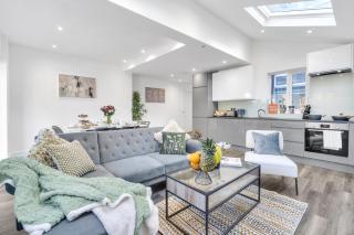 Comfortable & Deluxe 2 Bedroom Flat in Hendon - 0