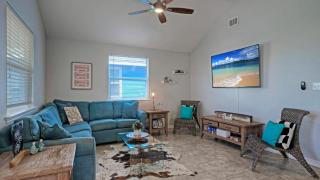 Bright Coastal Escape w Games Swing Chairs Minutes to Port A Beach Captain Kirk by AvantStay - 5